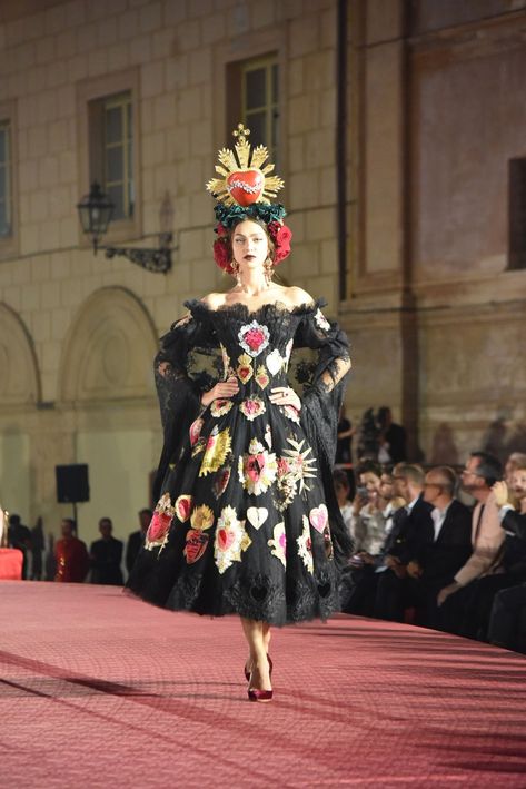 Dolce Gabbana Alta Moda, Dolce And Gabbana Runway, Mexican Fashion, Diy Kostüm, Piece Of Art, Dolce E Gabbana, Fall 2017, Looks Style, Dolce & Gabbana