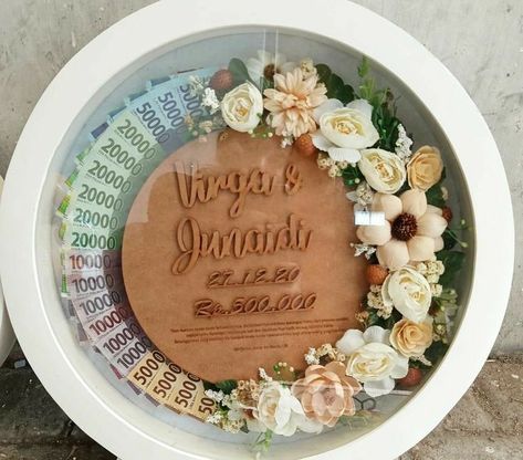 Frame Mahar, Wedding Hampers, Star Map Art, Wedding Baskets, Hantaran Pernikahan, Logam Mulia, Rustic Wedding Gifts, Wedding Gifts Packaging, Handmade Flowers Paper