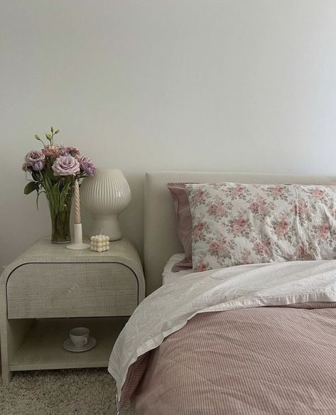 Home Decor Ideas Bedroom, Decor Ideas Bedroom, Redecorate Bedroom, Dream Room Inspiration, Pink Room, Room Makeover Inspiration, Apartment Inspiration, Cozy Room, Room Inspiration Bedroom