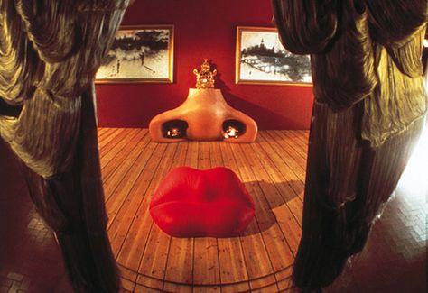 Mae West-Hall, Dalí Museum, Figueras Lips Sofa, Circular Buildings, Bd Art, Jaime Hayon, Mae West, Tiny Cottage, Contract Furniture, Famous Art, Caravaggio