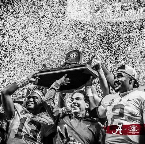 Tua Tagovailoa, Nick Saban, and Jalen Hurts hoisting the 2018 SEC Championship Trophy Alabama Football Aesthetic, Touchdown Alabama, Tua Tagovailoa, Alabama Sec Championship, Sec Championship, Vintage Alabama Football, Jalen Hurts, Nick Saban, National Championship