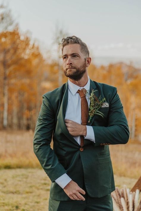 Men's fall wedding outfits 16 ideas: Accentuate your style for your special day - mens-talk.online Green Wedding Suit Groom And Groomsmen, Sage Wedding Suits Men, Men’s Boho Wedding Suit, Green Suit Orange Tie, Sage Green And Burnt Orange Groomsmen, Groom Suit Outdoor Wedding, Green Tux Groom, Autumn Groom Suit, Forest Green Groom Suit