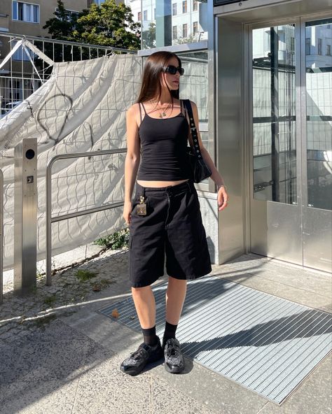 Asics Cecilie Bahnsen Outfit, Long Shorts Women, Shorts Women Outfits, Koleen Diaz Outfits, Outfits Jorts, Frühling Outfit, Jorts Outfit, London Urban, Outfit Denim