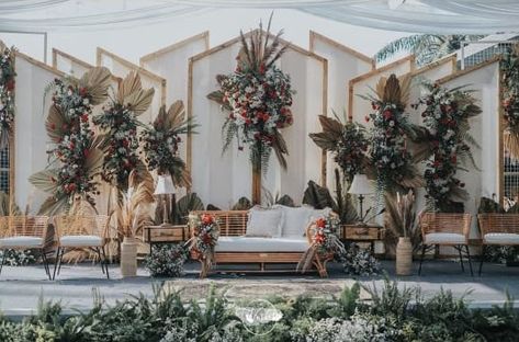 Pelamin Rustic, Pernikahan Outdoor, Wedding Stage Backdrop, Wedding Hall Decorations, Bohemian Decoration, Wedding Background Decoration, Romantic Outdoor Wedding, Wedding Stage Design, Wedding Backdrop Design