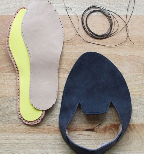 Diy Fabric Shoes, Handmade Leather Shoes Pattern, Handmade Shoes Pattern, Homemade Shoes, Camping Shoes, Diy Slippers, Felt Shoes, Leather Scraps, Handmade Leather Shoes