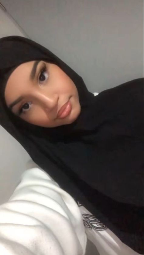 Photo Voile, Hijabi Selfie, Muslim Streetwear, Pretty Hijabi, Black Hijabi Girl, Style Hijab Simple, Moroccan Aesthetic, Stile Hijab, Brunette Hair With Highlights