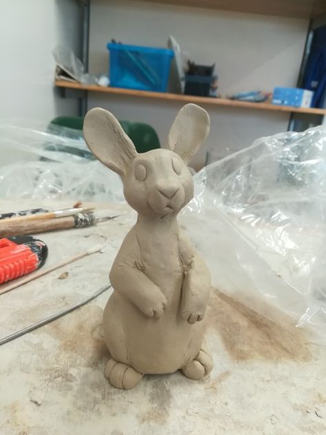 Bunny Ceramic, Sculpting Ideas, Ceramic Art Sculpture, Sculpture Art Clay, Tanah Liat, Clay Animals, Pottery Classes, Ceramic Animals, Clay Design