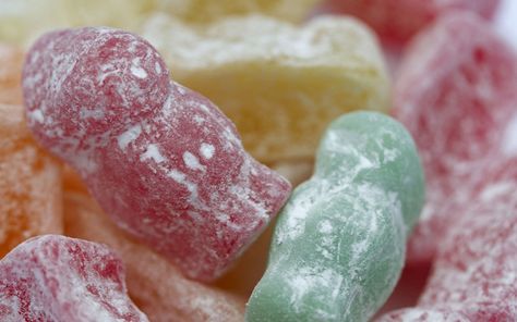 Jelly Babies were first launched by British sweetmakers' Bassett's as "Peace Babies" in 1918, to commemorate the end of the First World War. English Sweets, Penny Sweets, Uk Sweets, British Candy, British Sweets, Vintage Sweets, Jelly Babies, Candy Jelly, English Food