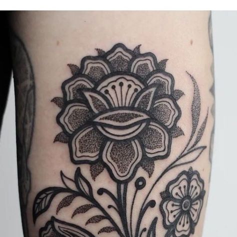 I ❤️ Good Times on Instagram: "Flowers for James by Kamila @kamiladaisytattoo To book in with her follow the link in her profile. #goodtimeslondon #goodtimestattoostudio #londontattoostudio #londontattoo #londontattooartist #theartoftattooing #inked #tattoodo #solidink #tttism #tattoostyle #tattooist #tattoostyle #tattooideas #tattoodesign #tattoolove #tattooinspo #tattoocommunity #tattoostudio #tattooartwork #tattooculture #tattootime #tattooart #tattoolife #uktta #kamiladaisy #flowertattoo" Traditional Lotus Tattoo, Traditional Mandala Flower, Henna Mandala, Tattoo Skull, Daisy Tattoo, London Tattoo, Instagram Flowers, Body Modification, Dot Work Tattoo