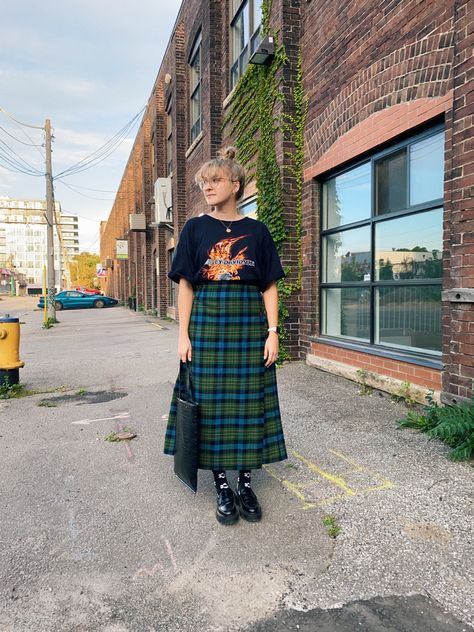 Plaid Skirt Autumn Outfit, Long Skirt Plaid, Tartan Maxi Skirt Outfit, Vintage Plaid Skirt, Plaid Skirt Styling, Plaid Wool Skirt Outfit, Maxi Plaid Skirt, Maxi Plaid Skirt Outfit, Midi Plaid Skirt Outfit