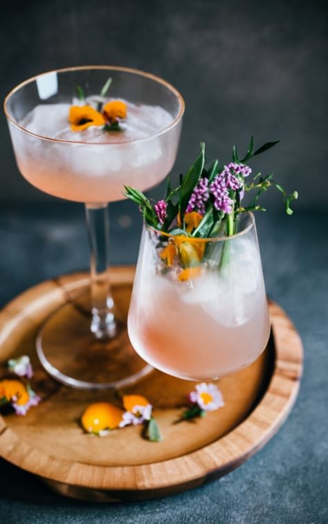 Fresh edible flowers and aromatic herbs mixed with the favourite white rum and a bit of dry ice may be the start of a new desire. Mixology Drinks, Citrus Cocktails, Refreshing Cocktail, Dry Ice, White Rum, Aromatic Herbs, Refreshing Cocktails, The Favourite, Edible Flowers