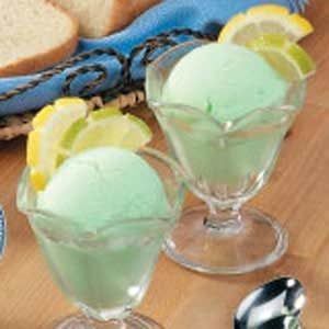 Fast Lime Sherbet Freezer Pie, Sherbet Recipes, Lime Sherbet, Apple Cheesecake, Refreshing Desserts, Cheesecake Recipe, Ice Cream Maker, Food Magazine, Frozen Desserts