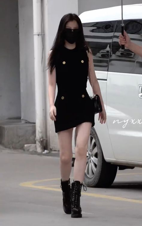 Esther Yu, Office Clothes, Fashion Queen, Airport Fashion, Random Photos, Airport Style, Office Outfits, College Outfits, Kpop Girls