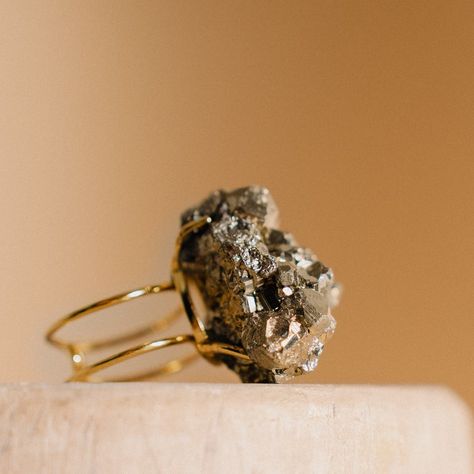 Manifest abundance with our striking Pyrite Ring 💍✨ A bold Gemstone Ring that not only turns heads but also symbolizes prosperity. Known as the Prosperity Stone, pyrite invites wealth, protection, and positive energy into your life. Let this ring be your talisman for success. 👉 @phoebeshop.es #PyriteRing #GemstoneMagic #ProsperityStone #WealthAndProtection #PositiveEnergy #TalismanForSuccess #ManifestAbundance #BoldBeauty #EnergyJewelry #SuccessSymbol #ChicAndPowerful #ElevateYourAura Pyrite Ring, Energy Jewelry, Manifest Abundance, Modern Jewelry, Gemstone Ring, Positive Energy, Gemstone Rings, Energy, Turn Ons