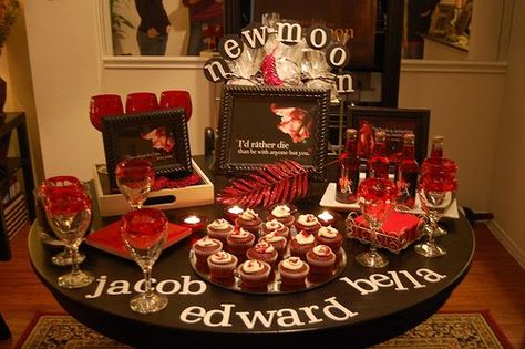 red black and white party decorations - Google Search Twilight Party Ideas, Vampire Theme Party, Twilight Cake, Elena Birthday Party, 17. Geburtstag, Twilight Party, Vampire Party, Team Edward, Anna Birthday