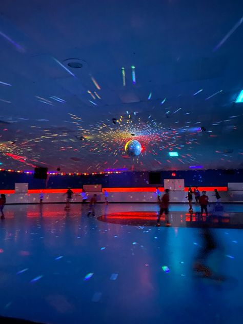 Disco Roller Skating Aesthetic, 80s Roller Rink Aesthetic, Stranger Things Roller Skating, 80s Skating Rink, Roller Skating Aesthetic 80s, Roller Skating Rink Aesthetic, Roller Rink Aesthetic, 80s Roller Rink, Rollerskates Aesthetic