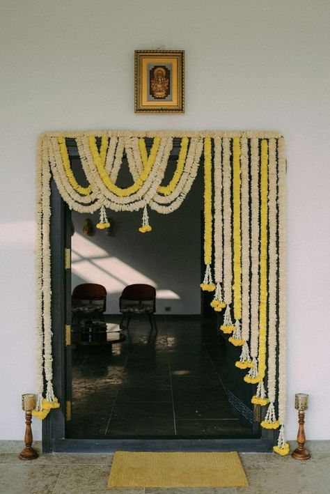 Ghar Pravesh Decoration, Main Gate Decoration For Wedding, Staircase Flower Decoration, Simple Garland For Engagement, Guruji Satsang Flower Decoration, Gruhapravesam Decoration Ideas, Pooja Backdrop Decoration, Door Flower Decoration, Entrance Door Decor