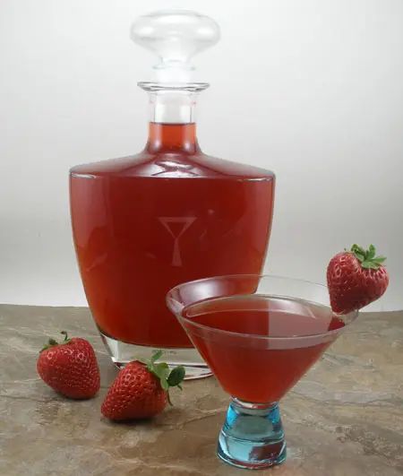 Vodka Strawberries, Lemon Water Detox Recipe, Cocktails With Malibu Rum, Diy Liquor, Diced Strawberries, Homemade Liqueur Recipes, Juice Recipes For Kids, Homemade Ingredients, Strawberry Liqueur