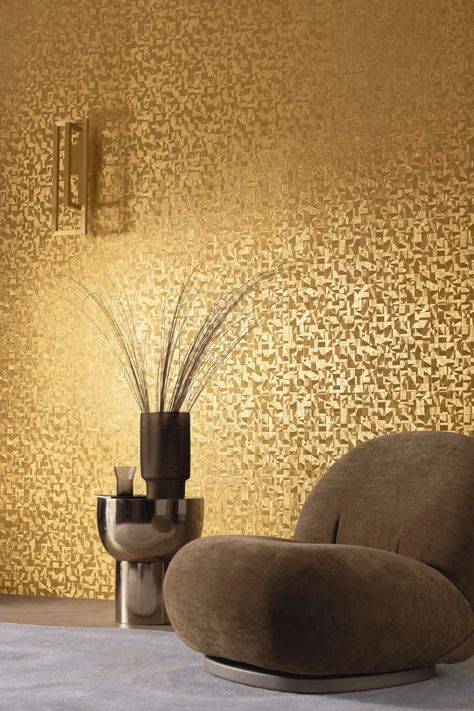 10 Gorgeous Gold Wallpaper Designs for Metallic Walls Glamorous Wallpaper, Tapete Gold, Executive Lounge, Golden Wallpaper, Wallpaper Textured, Powder Room Decor, Metallic Gold Color, Gold Color Palettes, Wallpaper Interior