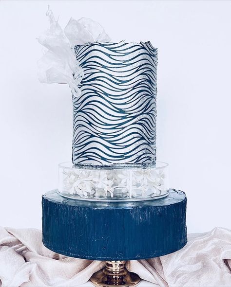 Lacupella™ Design on Instagram: “Bold contrast beauty by @pompomsweets featuring FLO stencil and clear fillable tier cake separator ❤️ . . . #cakes #cakestencil #stencil…” Royal Icing Buttercream, Double Barrel Cake, Icing Buttercream, Cake Elegant, Barrel Cake, Tiered Cake Stands, Continuous Pattern, Large Cake, Patterned Cake