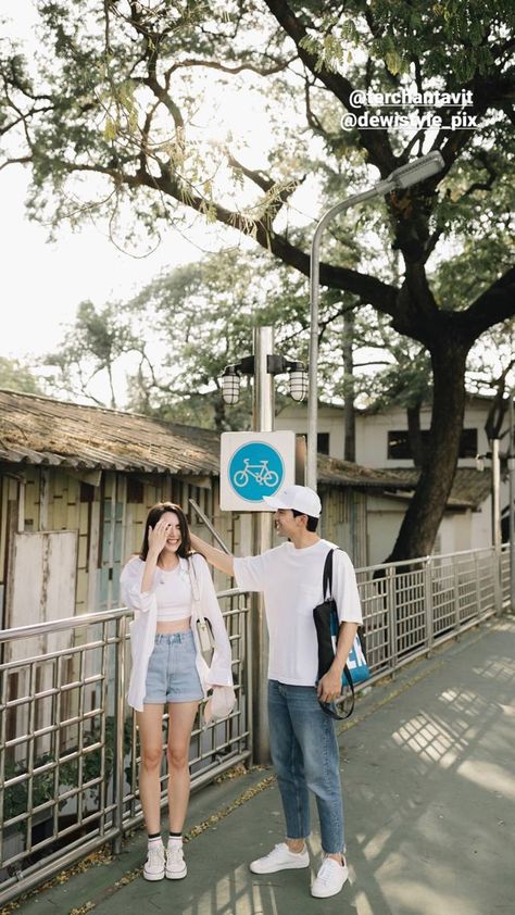 Couple Photo Korean Style, Casual Outfits Couple Photo Ideas, Casual Pre Wedding Photoshoot Outfits, Complementary Couples Outfits, Korean Couple Photoshoot Casual, Pre Wedding Casual Outfit, Korean Couples Outfit, Casual Outfit Prewedding, Couple Ootd Outfits Casual