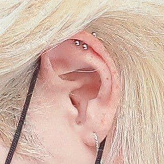 Kids Ear Piercing, Double Helix Piercing, Doll Eye Makeup, Helix Piercing, Jewelry Outfit, Piercing Tattoo, Felix Stray Kids, Helix, Maquillaje De Ojos