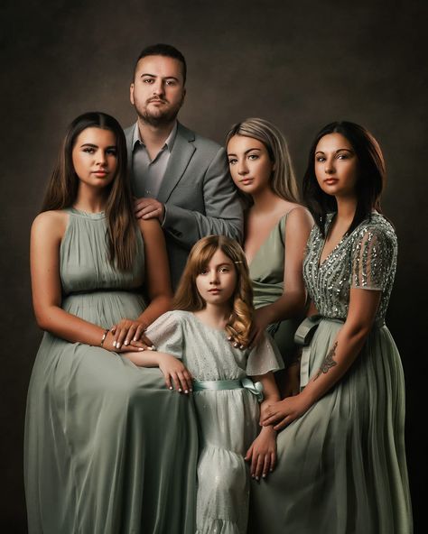 Christus Tattoo, Studio Family Portraits, Family Photo Studio, Family Potrait, London Photoshoot, Family Studio Photography, Pose Portrait, Family Photoshoot Poses, Family Photoshoots