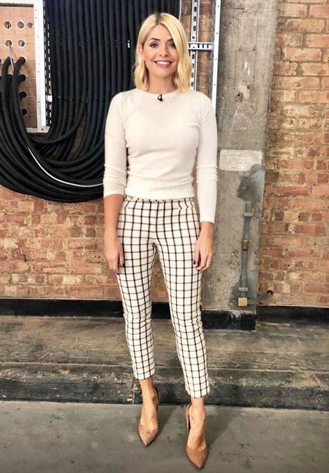 Holly Willoughby's This Morning Style: 8 Outfits We Love | Who What Wear UK Buisness Attire, Holly Willoughby Style, Holly Willoughby Outfits, Work Outfits Frauen, Workwear Chic, John Terry, Look Office, Holly Willoughby, Summer Work Outfits