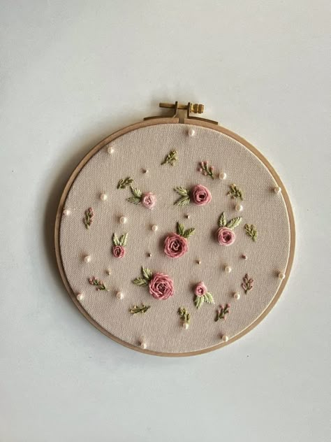 Wall Decor Embroidery, Embroidery Wall Decor, Embroidery Hoop Art Diy, Basic Hand Embroidery Stitches, Hand Embroidery Patterns Free, Embroidered Hoop, Clothes Embroidery Diy, Simple Hand Embroidery Patterns, Embroidery Hoop Wall