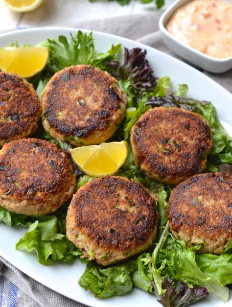 Easy Tuna Cakes Paleo Tuna Cakes, Tuna Cakes Easy, Tuna Patties Healthy, Tuna Patties Easy, Tuna Dinner, Tuna Cakes Recipe, Tuna Lunch, Paleo Tuna, Tuna Fish Cakes