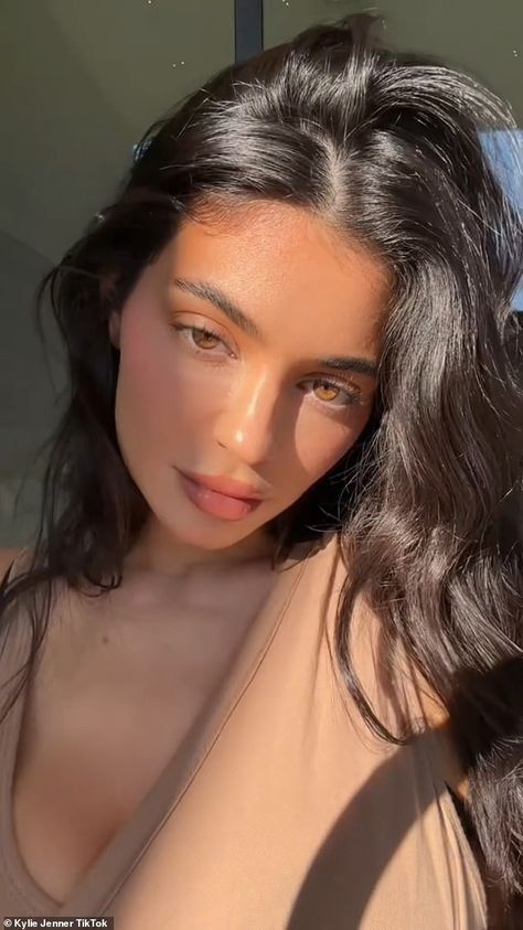 Recent: Kylie took to social media on Saturday to share her 'everyday makeup' routine with her millions of fans Kylie Jenner Makeup Natural, Kylie Jenner Makeup Look, Kylie Jenner Makeup Tutorial, Kylie Makeup, Jenner Makeup, Kylie Lips, Kylie Jenner Makeup, Everyday Makeup Routine, Kylie Kristen Jenner