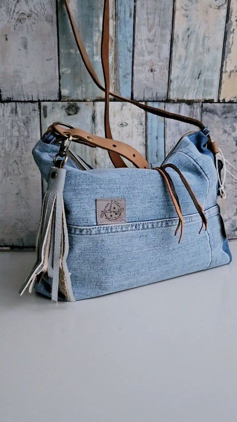 Upcycled denim zipper purse is a stylish and eco-friendly bag that can be used for everyday #Jean_Purses #Repurposed_Denim #Jean_Purse #Unique_Handbag Artisanats Denim, Mochila Jeans, Blue Jean Purses, Sac Tote Bag, Jean Purses, Denim Crafts Diy, Repurposed Denim, Jean Purse, Unique Handbag