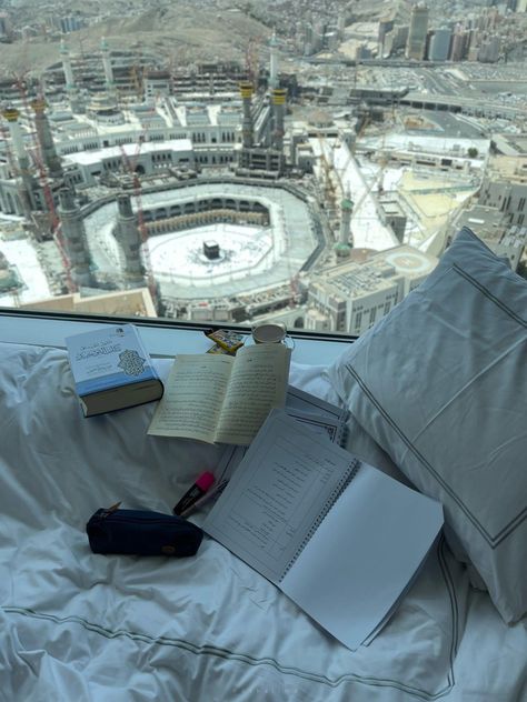 Mekka Islam, ملصق ديني, Al Qur'an Aesthetic, Small Couch, Mecca Islam, Vision Board Images, Manifesting Vision Board, Vision Board Photos, Vision Board Pictures