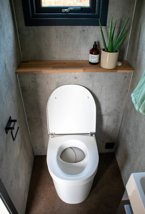 Backyard Toilet Bathroom, Composting Toilet Tiny Houses, Outdoor Toilet Ideas, Diy Composting Toilet, Small Cabin House, Garden Toilet, Toilet Design Modern, Compost Toilet, Composting Toilets