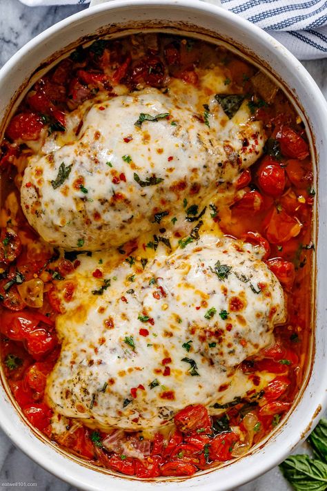 Baked Chicken Breasts Recipe with Tomato & Mozzarella - #chicken #baked #recipe #eatwell101 - This baked chicken recipe with mozzarella and tomato is full of wonderfully fresh and healthy ingredients and is so simple and easy to make. - #recipe by #eatwell101® Chicken Fresh Mozzarella Recipes, Chicken Breast And Tomato Recipes, Italian Mozzarella Chicken, Mozzarella Chicken Bake, Italian Chicken Breast Recipes, Baked Chicken Breast Recipes, Recipes With Mozzarella Cheese, Easy Baked Chicken Breast, Hearty Recipes