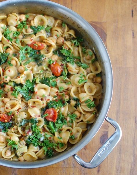 One Pot Chickpea Kale Pasta Recipe mixes kale, broccoli, chickpeas, small orecchiette pasta and fresh parmesan cheese to create a protein packed, vegetarian dinner recipe. You can feel good about putting this easy pasta dish on the table for your family. // acedarspoon.com #chickpea #pasta #onepot #broccoli #kale #beans #vegetarian Kale Pasta Recipe, Mongolian Recipes, Broccoli Chickpea, Veg Meals, Kale Pasta, Pot Dinners, Easy Skillet, Italian Foods, Easy Pasta Dishes