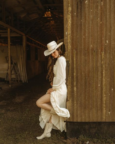 More of Taylor🤎 Old Country Songs, Summer Cowgirl, Cowgirl Photoshoot, Casual Country Outfits, Western Aesthetic, Country Songs, Senior Pics, Country Outfits, Fashion Photoshoot