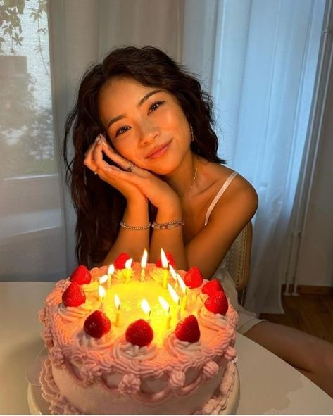 Easy Birthday Poses, Birthday Cake Insta Pics, Pics With Cake Pose, Birthday Cake Selfie Ideas, Birthday Photoshoot Ideas 16 Year, Candid Birthday Photos, Birthday Pose With Cake, Minimalist Birthday Photoshoot, Birthday Picture With Cake