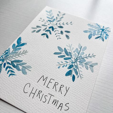 It’s The Season to Spead the Cheer 🌲🎁💌 Pretty Christmas Card Ideas, Water Colored Christmas Cards, Christmas Card Watercolor Easy, Homade Christmas Card, Beginner Watercolor Christmas Cards, Watercolor Card Tutorial, Winter Cards Diy, Holiday Cards Watercolor, Christmas Postcard Illustration