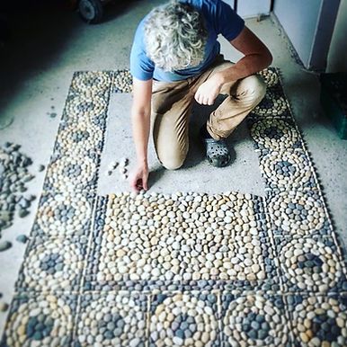 Pebble Stone Flooring, Mosaic Walkway, Pebble Floor, Mosaic Stepping Stones, Ideas For Front Of House, Mosaic Garden Art, Garden Paving, Art Commissions, Pebble Mosaic