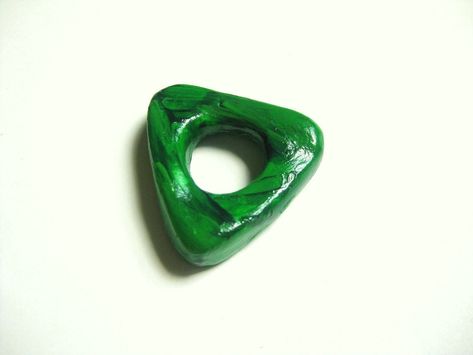 coraline looking triangle Clay Crafts Coraline, Coraline Triangle Stone, Coraline Green Stone, Polymer Candy, Coraline Necklace, Coraline Neil Gaiman, Coraline Movie, Coraline Aesthetic, Coraline Doll