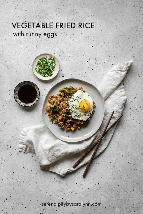 Fried brown rice with lots of vegetables and runny eggs. Restaurant Menus Design, Takeaway Packaging Design, Menus Design, Logo Dessert, Meal Prep Lunches, Easy Meal Prep Lunches, Healthy Food Photography, Bar Restaurant Design, Food Photography Composition