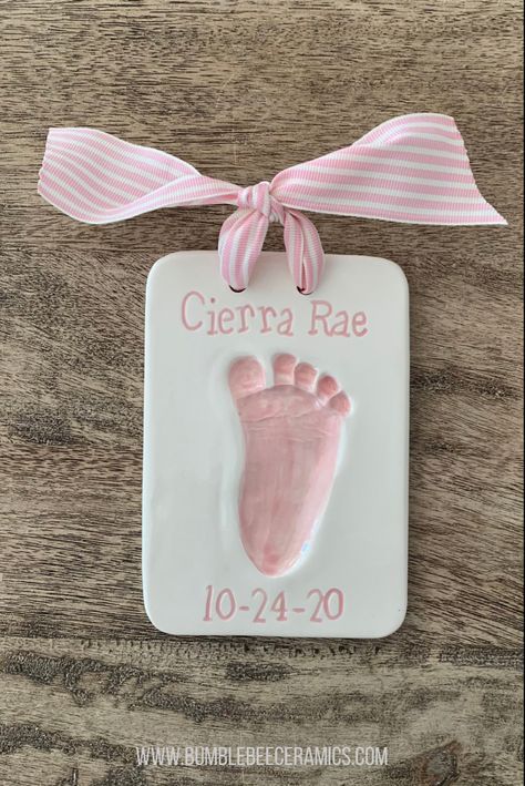 Air Dry Clay Ornaments Baby, Baby Clay Ideas, Clay Baby Ornaments, Diy Baby Crafts Handmade Gifts, Baby Ceramic Ideas, Mothers Day Crafts Preschool, Handmade Baby Gift, Baby Keepsakes, Diy Bebe