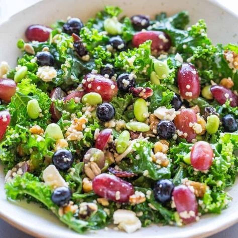 Healthy Superfood Salad Recipe - Averie Cooks Superfoods Salad, Clean Eating Salads, Averie Cooks, Healthy Superfoods, Superfood Salad, Cooking Healthy, Salad Toppings, How To Cook Quinoa, Vegetable Salad