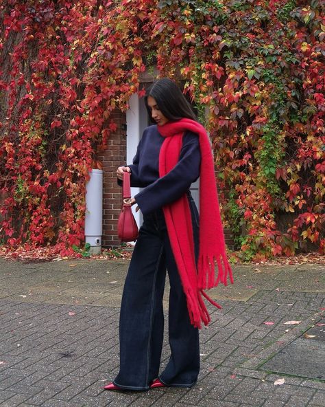 10 Incredibly Chic Holiday Outfits To Wear Before Everyone Else Christmas Scarf Outfit, Christmas Outfit Women Casual, Chic Holiday Outfits, Red Scarf Outfit, Casual Christmas Outfit Ideas, Casual Christmas Outfits, Scarf Aesthetic, Christmas Outfit Ideas For Women, Christmas Outfit Casual