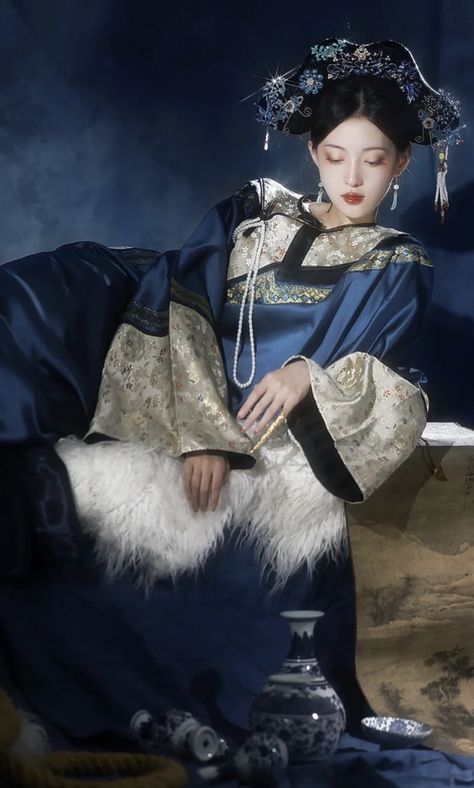 Qing Dynasty Clothing Woman, 2024 Dragon, Qing Dynasty Fashion, Qing Dynasty Clothing, Chinese Fancy Dress, Traditional Asian Dress, Ancient Chinese Dress, Medieval Woman, Chinese Aesthetic