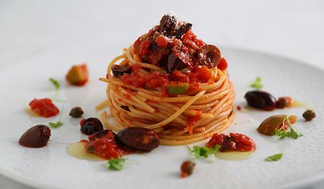 Recipe - Thick spaghetti puttanesca - Academia Barilla Gourmet Pasta Plating, Plating Inspiration, Spaghetti Puttanesca, Spaghetti Pomodoro, Italian Tomatoes, Puttanesca Sauce, Alla Puttanesca, Parsley Leaves, Pasta Puttanesca