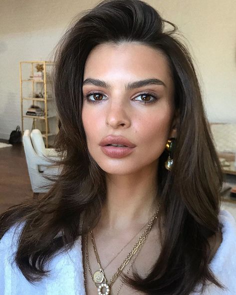 Emily Ratajkowski Makeup, Bombshell Makeup, Wedding Makeup For Brown Eyes, Eyeshadow For Brown Eyes, Brown Hair Brown Eyes, Emily Ratajkowski, Eyeshadow Looks, Makeup For Brown Eyes, Hair Today