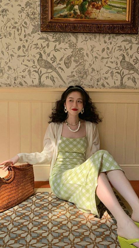 Retro Chic Aesthetic, Hong Kong Vintage Fashion, Retro Asian Fashion, Vintage Outfits Classy Retro, Vintage Feminine Style, Retro Outfits 90s Women, Mom Aesthetic Outfit, Hongkong Style, Chic Outfits Edgy