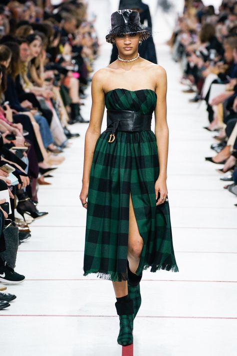 Christian Dior Fall 2019 Ready-to-Wear collection, runway looks, beauty, models, and reviews. Bp Outfits, Dior 2019, Dior Ready To Wear, Ready Outfits, 2019 Runway, Dior Dress, Runway Outfits, Teddy Boys, Elegant Outfits